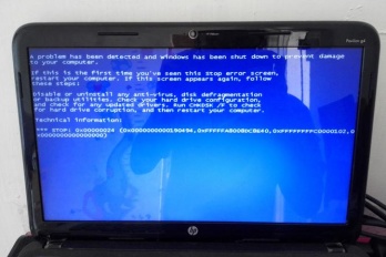 显示器通电状态蓝屏如何解决