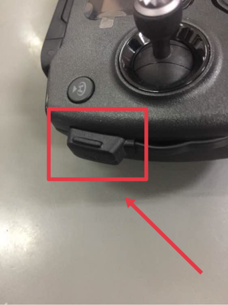 大疆无人机手柄怎么充电