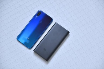 小米无线充电宝怎么用