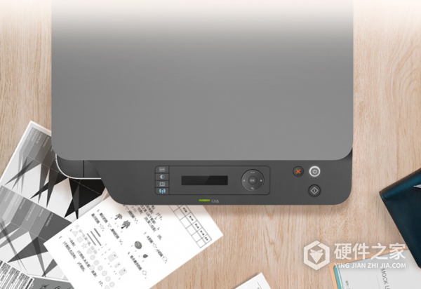 惠普136w打印机的进纸键是哪个