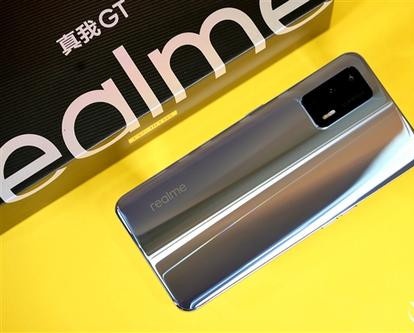realme gt用的是什么屏幕