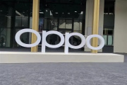 opporeno10是曲屏还是直屏