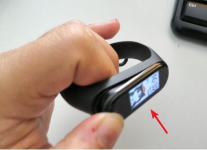 小米手环4充电使用方法