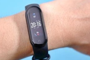 小米手环5nfc怎么唤醒小爱