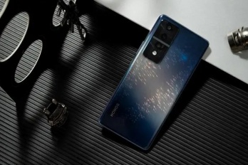 荣耀100gt与荣耀80哪个好