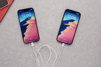 iPhone15可以互相充电有几种情况